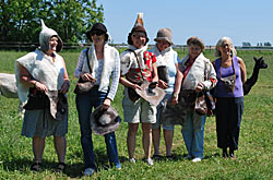 N&aring;gra av deltagarna visar sina alster